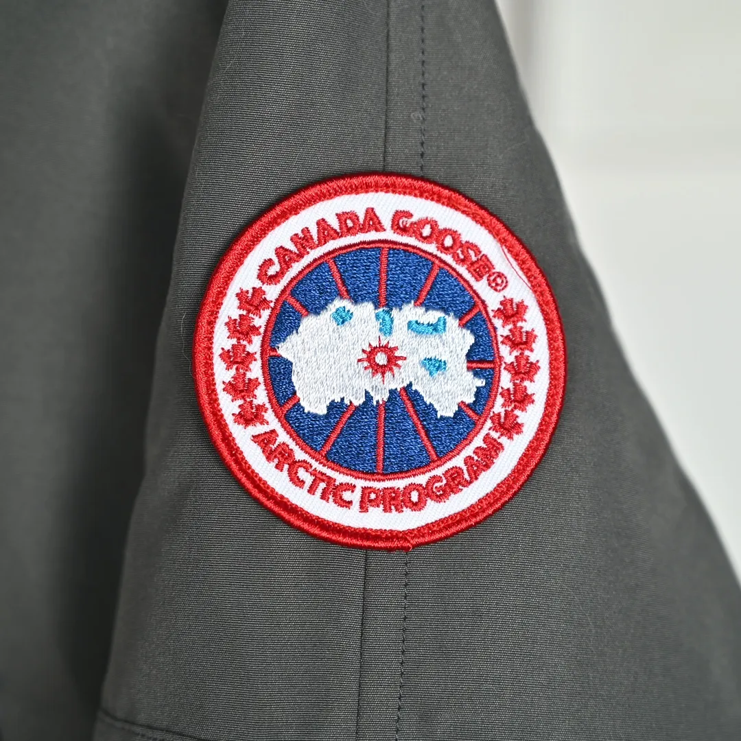 P720 𝐂𝐚𝐧𝐚𝐝𝐚 𝐆𝐨𝐨𝐬𝐞 𝐄𝐱𝐩𝐞𝐝𝐢𝐭𝐢𝐨𝐧 𝟕𝟗𝟗𝟗𝐌 Canada Goose Model 01 Short Down Jacket 🔝Product color: black, off-white, graphite gray, navy blue, sky blue 🔝Product size: XS S M L 2️⃣Exclusively customized 18-count fabrics with the same ZP. Using "Arctic Tech" fabric technology, the outer fabric is 84.5% polyester fiber and 15.5% cotton, the lining is 100% cotton fiber, and the padding is 100% polyester fiber. It is durable, waterproof, windproof, cold-resistant and warm. 3️⃣The lining is made of 40D Nylon AC oil-based glue, with level 5 single-dye fastness. The collar flannel is made of original high-density mercerized velvet, and the pocket fabric is made of elastic high-density polar fleece, which is soft and skin-friendly. The bile cloth is made of 330T polyester anti-velvet No. 7 needle to prevent lint from running away. If there is lint running away, it will be given away for free! 4️⃣The JUKI large-scale sewing machine imported from Japan is professional in stitching and seaming. It completely follows the original 106 stitches on the whole piece of clothing and is reinforced throughout. The length of each jujube follows the original one and is fixed at 1-1.1cm. The density and length are the same as the original one. 5���⃣Yoshida YKK original zipper, Y-shaped double hook Velcro, and the cuffs are made of custom thickened seamless threads. This year, high-elastic spandex gold thread is added to the cuff thread to increase elasticity and strength. From fabrics and gallbladders to buttons and drawstrings, all are custom-developed and authentic. 6️⃣The imported Tajima embroidery machine is used to customize the chest logo with thousands of needles. The pattern is full and three-dimensional, and it is infinitely close to the original product. 7. The fur collars are made from western coyote skins imported from Canada. We purchased 10,000 top-quality fur collars in the spring. The width of the fur collars is 14cm and the length is 55cm. This winter, the quality of the fur collars will be stable throughout the season, eliminating the uneven quality of fur collars in the middle and later stages! 7️⃣Packaging is in a three-dimensional handbag with cards included. It’s more impressive to give it away and keep it for yourself.